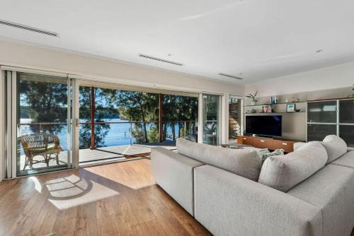 Lakeside - relaxed 3 BR waterfront retreat