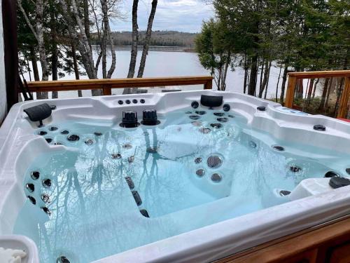 Lakeside Retreat with Hot Tub