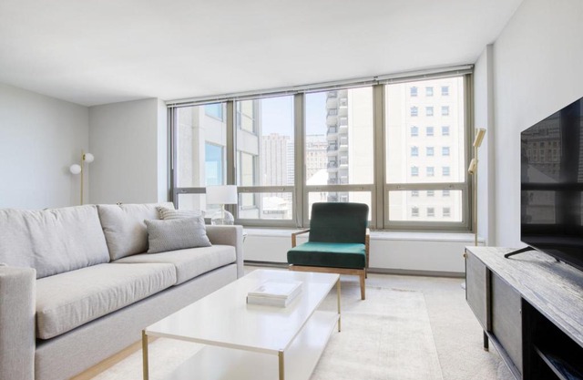 Lakeview 1BR w Gym Pool 1 block to Lincoln Park CHI-403