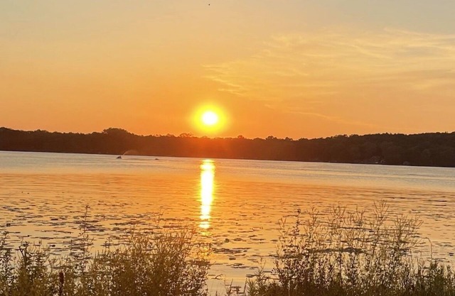Lakeview cottage with perfect sunsets.