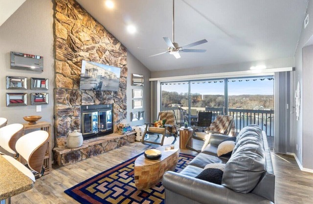 Lakeview Escape: Serene Views, Chic Comfort