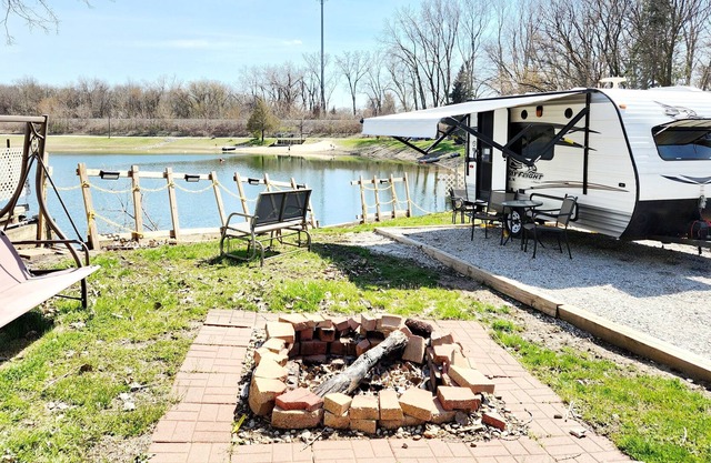 Lakeview Family Camp - Large yard for FUN on lake