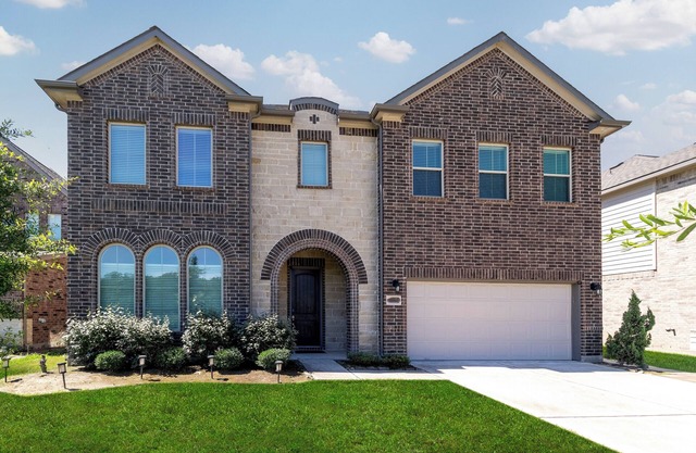 Lakeview Mansion – A Chic Estate