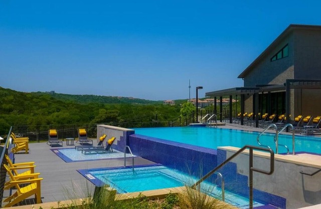 Landing at The View at Crown Ridge - 1 Bedroom in Northwest Side