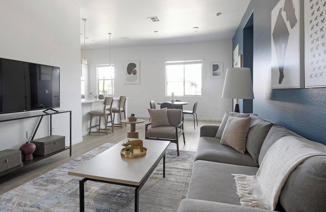 Landing | Beautiful 2BD, Pool