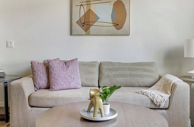 Landing | Chic 1BD, Yoga Studio, Pool