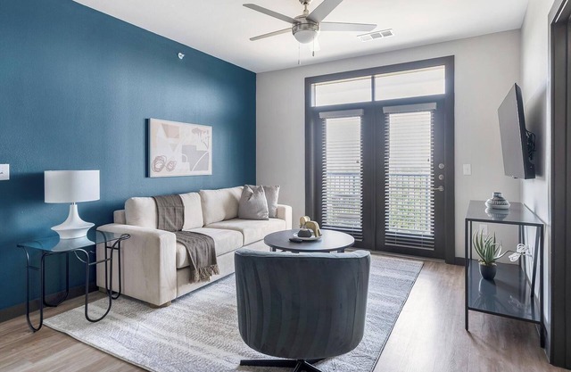 Landing | Chic 2BD in Brooks Crossing