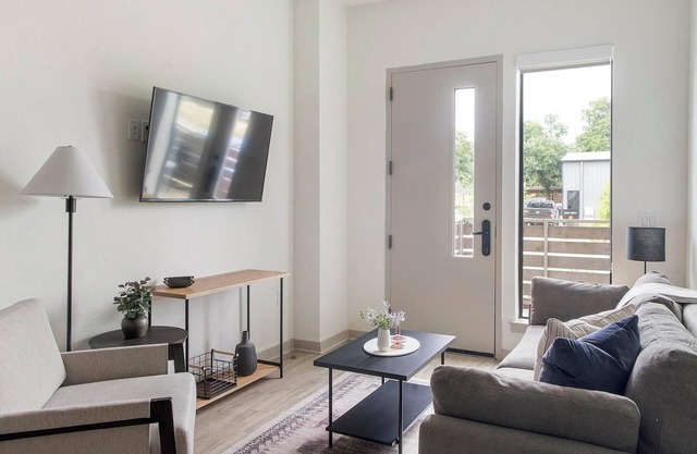 Landing | Modern 1BD, Pool, Rooftop Lounge