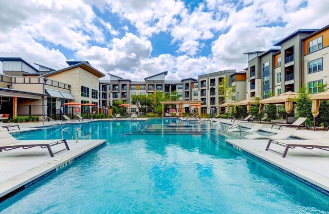 Landing | Stylish 1BD, Courtyard, Gym