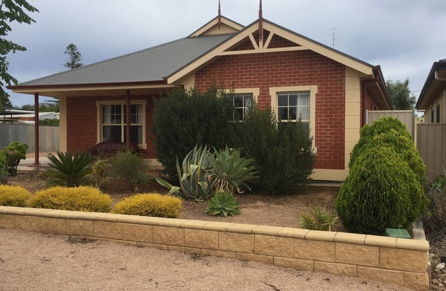 Lane-way Holiday Rental -3 Minutes walk from the beach