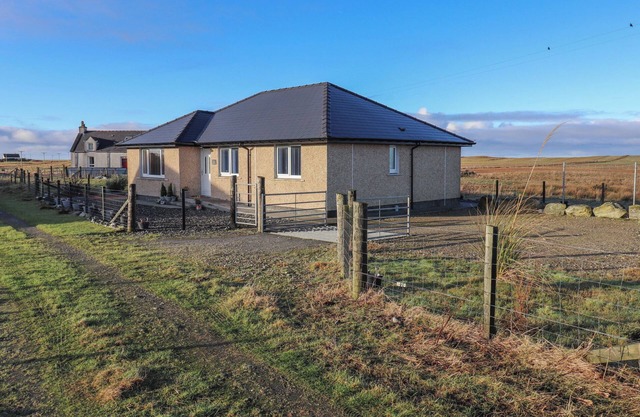 LAPWING COTTAGE, pet friendly in Daliburgh, Isle Of South Uist
