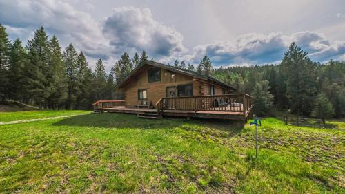 Larch Lodge - Secluded Cabin