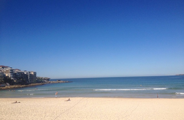 Large 2 Bedroom Apartment With Balcony Opposite Bondi Beach