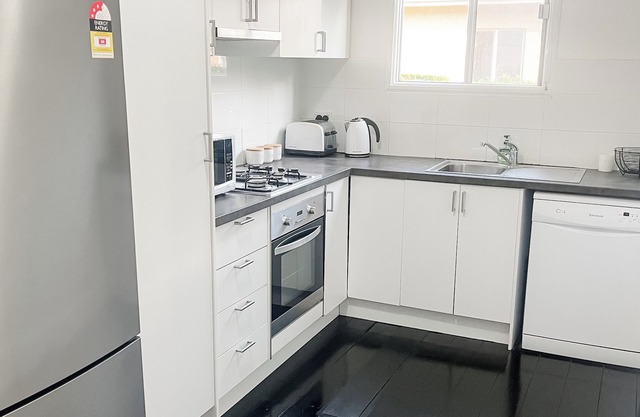 Large 4 bdrm Freshwater House. WALK TO BEACH. Pet friendly. HUGE YARD