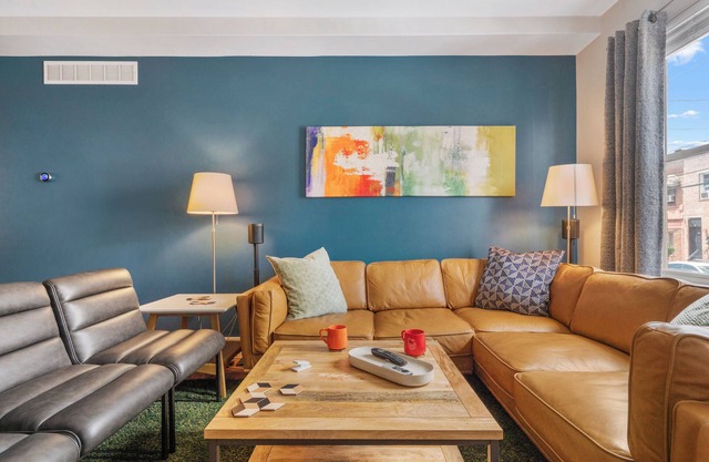 Large 4 Bedroom Home/Rooftop Patio with City Views/Gym