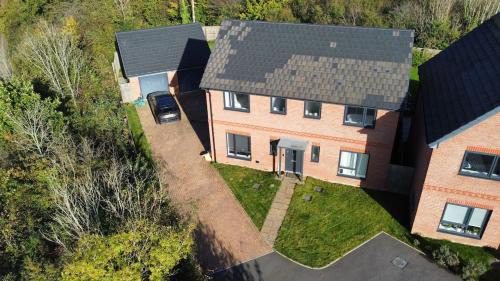 Large 4 Bedroom House - 15 Mins to Cardiff Central