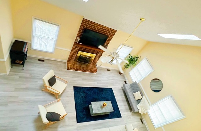 Large 4bed 2.5b home w/fenced in back yard & deck