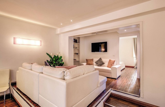 Large 5 rooms apartment , in the very historical city centre of Rome