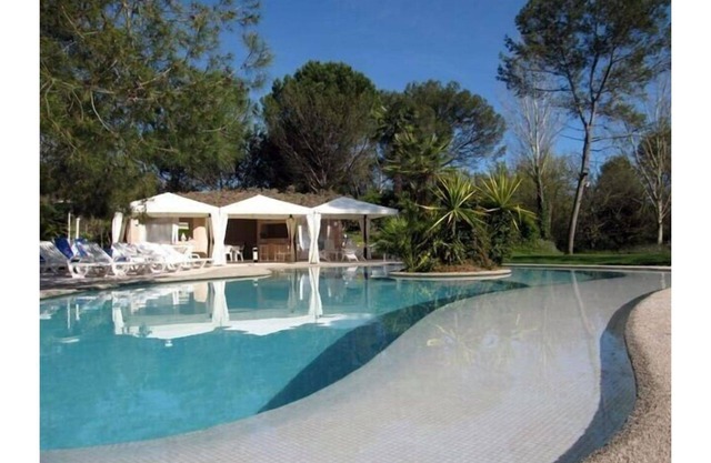 Large 600M2 property, tennis and 60sqm pool house with bar-kitchen on 10000 sqm