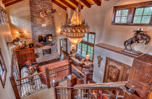 Large and Updated Lodge Home, Hot tub, Sleeps 20