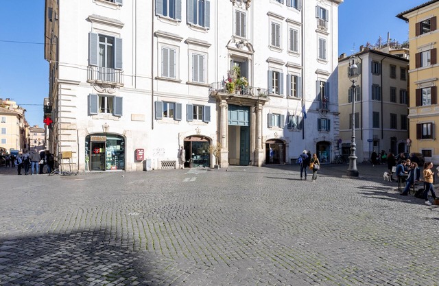 Large apartment view of Campo Dei Fiori total up to 8 + 2 people