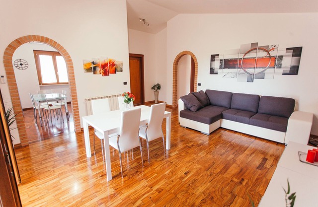Large appartment near the Airport, private free parking