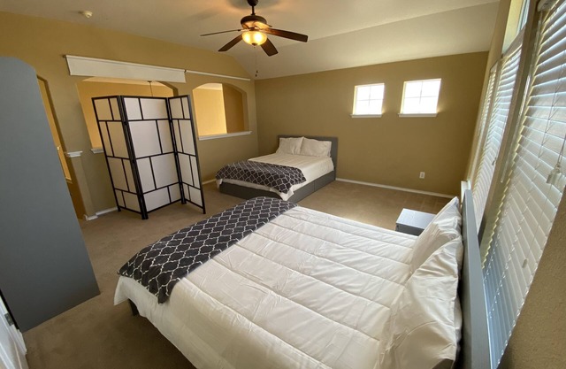 Large & Beautiful SFR in Upscale Neighborhood 1 King & 4 Queens+ Sleeper. HEB
