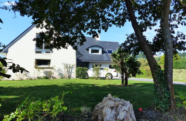 Large bright villa 1850 m2 of land, near sea, forest and shops