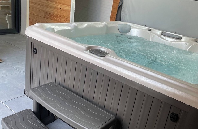 Large charming gîte with jacuzzi