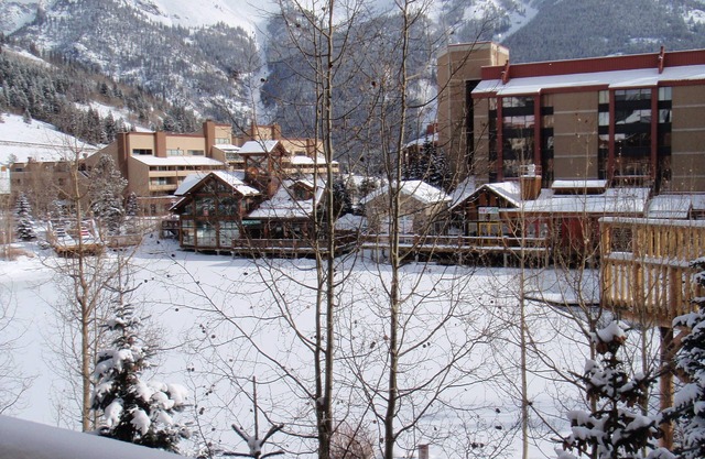 Large Condo, Center Village, Lake View, Big Balcony, Ski In/Out, Heated Parking