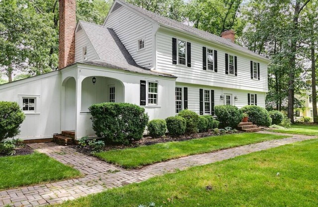 Large Cozy Home Located In the Suburbs of Richmond