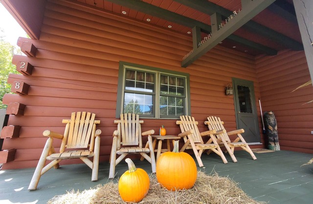 Large Cozy Log Cabin Overlooking Black Mountain - Storyland Minutes Away