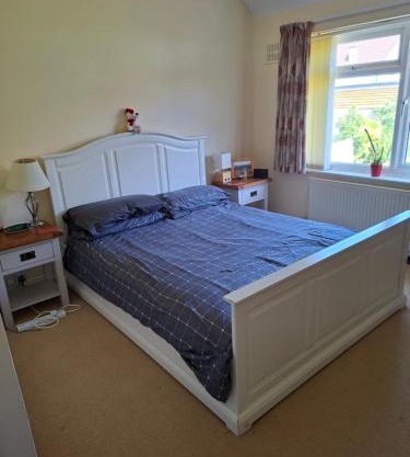 Large double room in pristine house close to Oxford