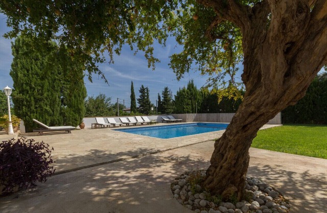 Large comfortable and spacious house, near Ibiza. Private pool, BBQ, pool games ..