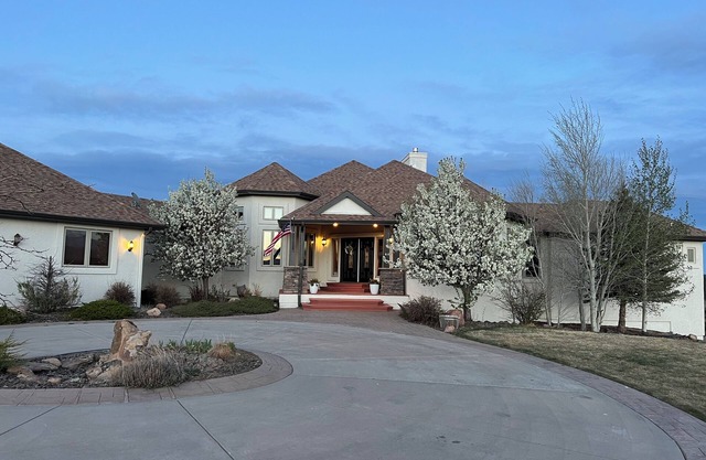 Large estate with indoor pickleball, XL hot tub, sauna, golf & VIEWS galore!