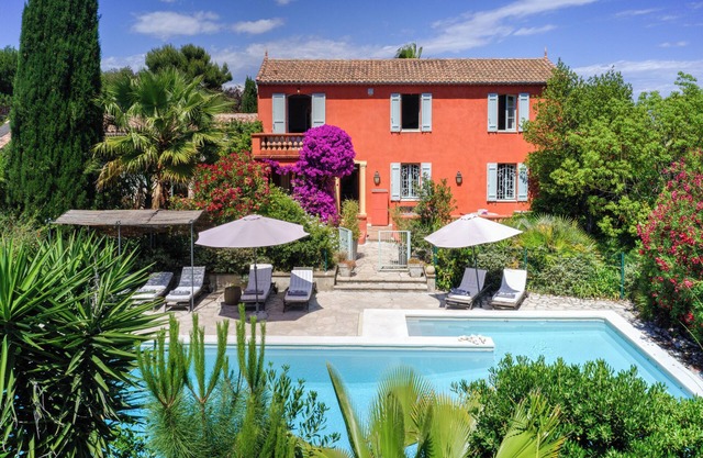 Large family villa of 1880 in Antibes Center, gr pool, close to the sea