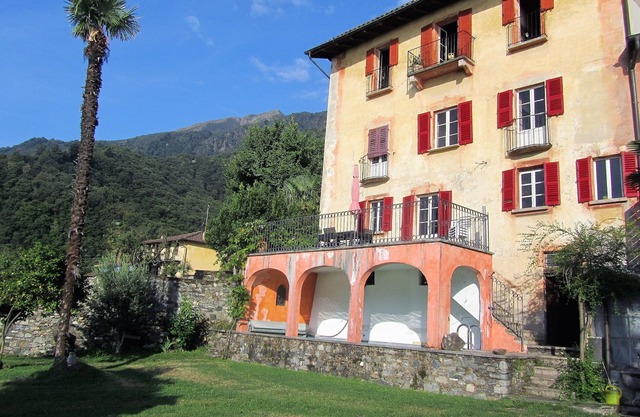Large Flat in Villa in superb Location with Garden & Pool
