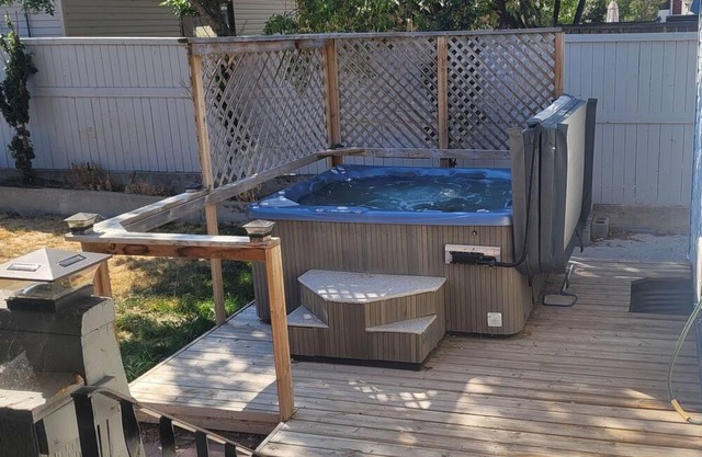 Large furnished 6 Bedroom Bungalow with Private Hot Tub