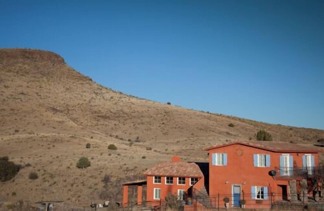 Large guesthouse withpool/spa, 360 degrees mountain views, horses welcome