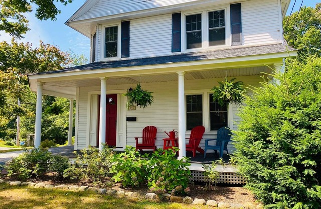 Large Historic/updated, Downtown Wakefield - Narragansett Beaches-3 mi. Big yard
