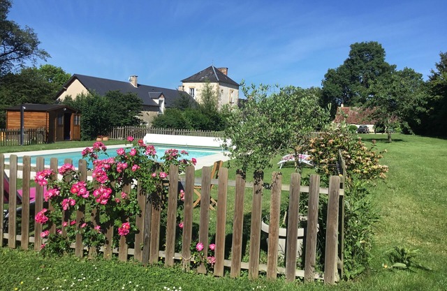 Large holiday cottage Domaine de Montgenoux in Brenne