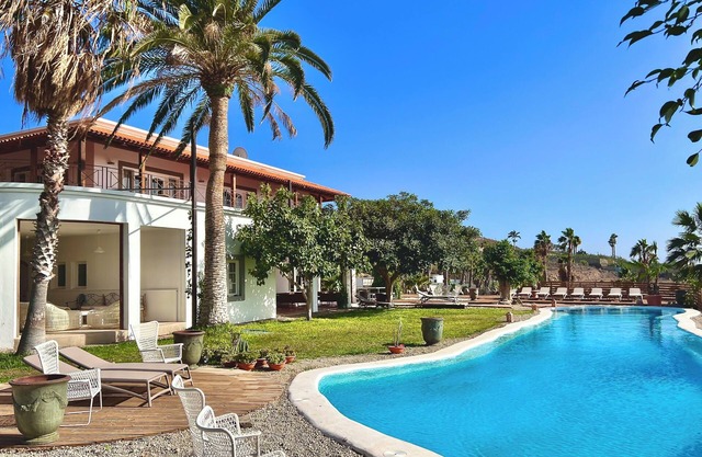 Large House, Friendly and Family, Heated Swimming Pool, Breathtaking Views