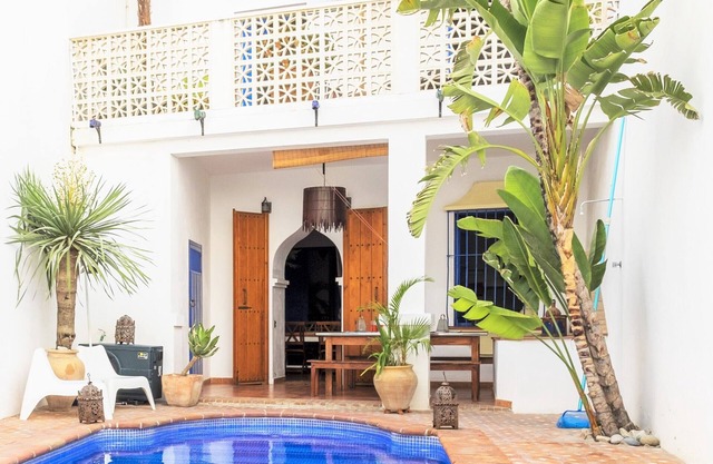 Large house, ideal private heated pool for family vacation