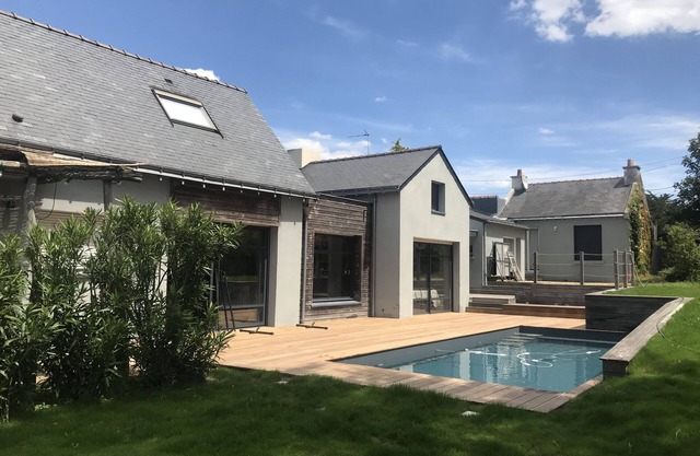 Large house with heated pool in the middle. Beaches on foot!