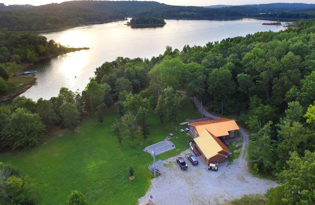 Large Lakefront Home on Rough River Lake Sleeps 23