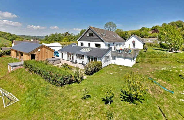 Large Luxury House with Heated Pool, Hot Tub, Cinema close to coast near Shaldon