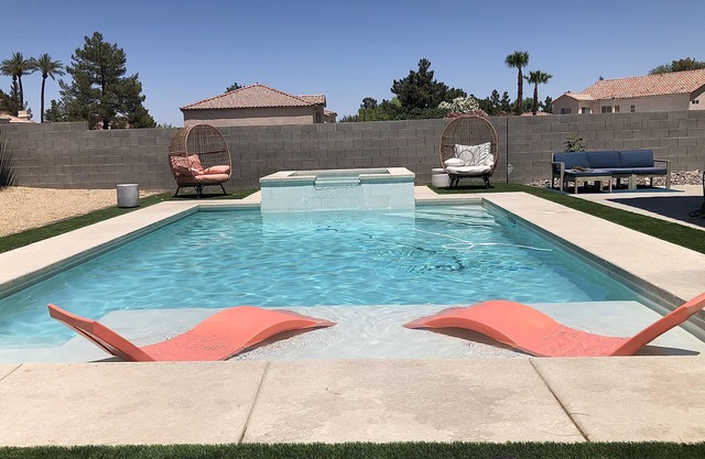 Large Pool & Spa + Pool Table, BBQ, Amenities. Close To Vegas Strip!