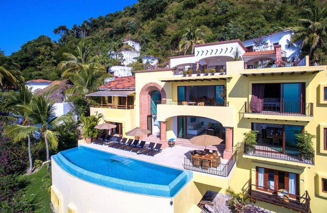 Large private luxury villa with stunning views at upper side of Conchas Chinas