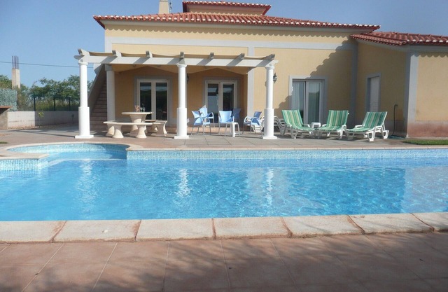 Large private villa with private pool, garden, bbq - LONG TERM RENTAL AVAILABLE.