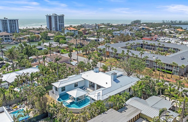Large, Resort-Like Pool Home. Walk to Lido Beach and St. Armand's Circle.
